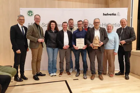 Consegna del Premio Bosco di protezione 2026: nella foto (da sinistra) Günther Unterthiner, direttore della Ripartizione provinciale Servizio forestale, Christian Gantner, assessore alle Foreste del Land Vorarlberg, Barbara Rossi, Stefan Obersteiner, Günther Pörnbacher, Josef Gruber, tutti dell’Ispettorato forestale di Monguelfo, il direttore della residenza per anziani di San Candido Herbert Watschinger, la componente della giuria Monika Frener e l’assessore alle Foreste del Land Tirolo Josef Geisler (Foto: USP)