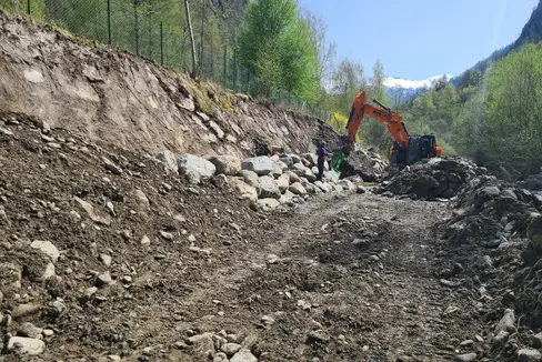 Während der Arbeiten: Der Bautrupp der Wildbachverbauung hat die unterspülte Ufermauer am Schnalserbach auf der Höhe von Recyclinghof und Kläranlage in ihrer Schutzfunktion wieder hergestellt. (Foto: LPA/Landesamt für Wildbach- und Lawinenverbauung West)