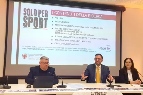 Stellten am 21. Jänner gemeinsam die ersten beiden Teile des Projekts Solo per Sport 2025 vor (von links): Projektleiter Daniele Magagnin, Landesrat Marco Galateo und Amtsdirektorin Marisa Giurdanella. (Foto: LPA)