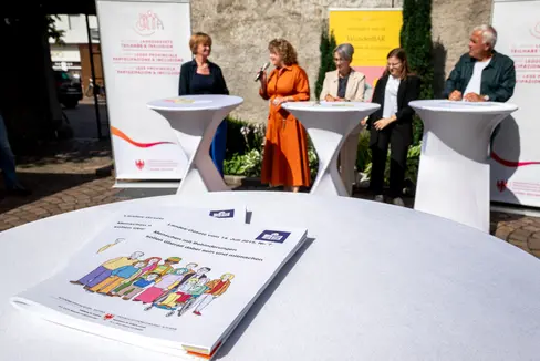 Vor 10 Jahren, am 14. Juli 2015, ist das Landesgesetz für Inklusion und Teilhabe in Kraft getreten. In Brixen wurde in der WunderBAR darüber gesprochen, was bereits umgesetzt ist und was noch zu tun bleibt. (Foto: LPA/Fabio Brucculeri)