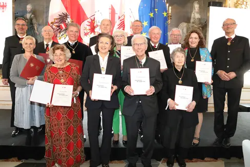 Die 13 neuen Trägerinnen und Träger des Ehrenzeichens des Landes Tirol mit den Landeshauptleuten Arno Kompatscher (l.) und Anton Mattle (r.) (Foto: Land Tirol/Frischauf Bild)