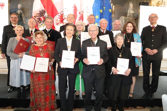 Foto di gruppo, assieme ai presidenti Kompatscher e Mattle, per le tredici personalità insignite dell'onorificenza del Land Tirol. (Foto: Land Tirol/Frischauf Bild)