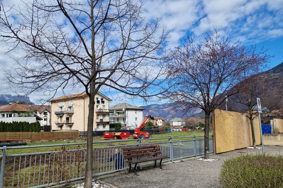 Im Rahmen einer Pressekonferenz am 4. April mit den Landesräten Bianchi und Messner wird das Projekt des neuen Gemeinschaftszentrums in Leifers vorgestellt. (Foto: LPA)