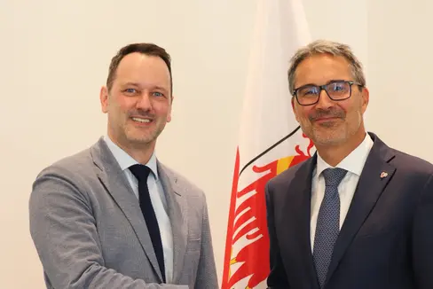 Der luxemburgische Botschafter Christophe Schiltz (links) hat am 4. September Landeshauptmann Arno Kompatscher einen Besuch in dessen Büro im Palais Widmann abgestattet. (Foto: LPA/Maja Clara)