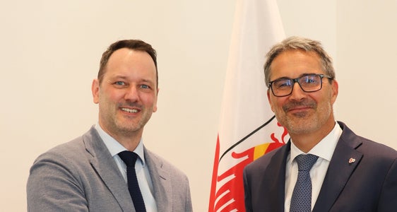 L’ambasciatore del Lussemburgo Christophe Schiltz (a sinistra) ha fatto visita il 4 settembre al presidente della Provincia Arno Kompatscher nel suo ufficio a Palazzo Widmann. (Foto: USP/Maja Clara)