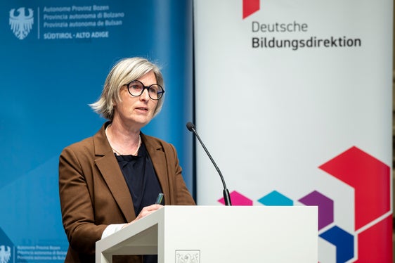 Die Direktorin des Amtes für Didaktik in der Pädagogischen Abteilung, Anna Pfitscher, zeigte auf, wie Unterrichtsentwicklung unterstützt werden kann. (Foto: LPA/Fabio Brucculeri)