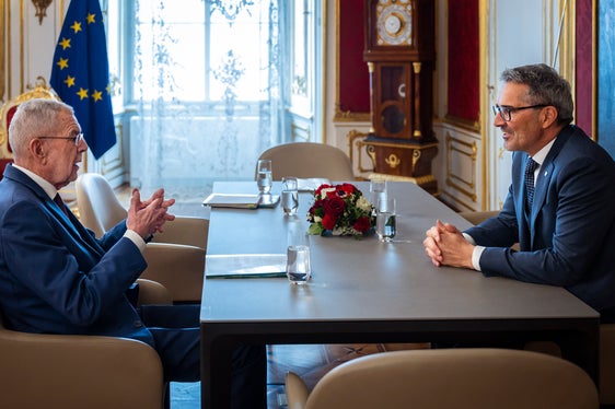 Österreichs Bundespräsident Alexander Van der Bellen (links) und Landeshauptmann Arno Kompatscher sprachen in der Wiener Hofburg über die Verhandlungen zur Autonomiereform mit der italienischen Regierung in Rom.(Foto: Paul Kulec/HBF)