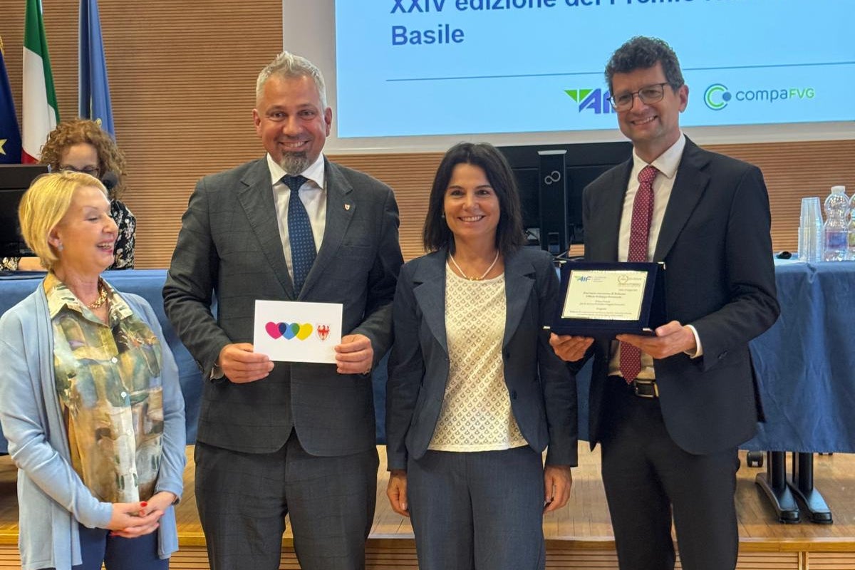 Das Land Südtirol wurde beim nationalen Weiterbildungspreis Premio Basile in Udine für sein Schulungsprojekt zu Inklusion, digitaler Barrierefreiheit und verständlicher Kommunikation in der öffentlichen Verwaltung ausgezeichnet.
Im Bild von links nach rechts: Maria Rita Bongiorno, Witwe von Filippo Basile, Namensgeber des Premio Basile, Alexander Steiner, Generaldirektor des Landes, Renate Mayr, Mitarbeiterin der Agentur für Presse und Kommunikation, Günter Sölva, Direktor des Amtes für Personalentwicklung. (Foto: LPA)