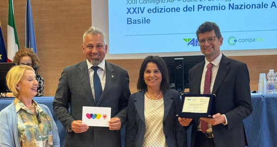 La Provincia autonoma di Bolzano è stata premiata a Udine in occasione del “Premio Basile”, il premio nazionale per la formazione continua, per il suo progetto formativo incentrato sull’inclusione, l’accessibilità digitale e la comunicazione comprensibile nella pubblica amministrazione. Da sinistra nella foto: Maria Rita Bongiorno, vedova di Filippo Basile, da cui prende il nome il “Premio Basile”, Alexander Steiner, direttore generale della Provincia, Renate Mayr, collaboratrice dell’Agenzia di stampa e comunicazione, e Günter Sölva, direttore dell’Ufficio Sviluppo personale. (Foto: USP)