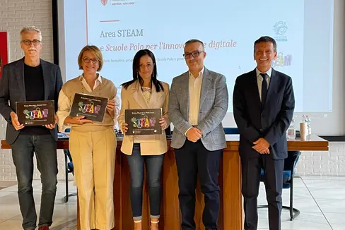 Innovazione digitale chiave per il futuro. Nella foto (da sinistra) Paolo Rech (dirigente scolastico Battisti), Paola Burzacca (dirigente scolastico Galilei), Emanuela Scicchitano (dirigente scolastica Istituto Comprensivo Laives), l'ispettore Fabio Furciniti e il sovrintendente scolastico Vincenzo Gullotta. (Foto: USP)