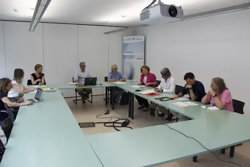 Landesrat Hubert Messner (3. von rechts) und Landesrätin Rosmarie Pamer (4. von rechts) beim Treffen mit der Koordinierungseinheit Abhängigkeitserkrankungen mit Mitarbeitenden der Landesabteilungen Gesundheit und Soziales, des Sanitätsbetriebes, der Sozialdienste und privater Organisationen (ab 2. von links): Verena Egger (Abteilung Soziales),
Claudia Prader (öffentliche Sozialdienste), Massimiliano Ghezzi (Abteilung Gesundheit), Bettina Meraner (öffentliche Gesundheitsfachdienste), David Tröbinger (Ressort Gesundheit), Laura Schrott (Abteilungsdirektorin Gesundheit
(Foto: LPA/Landesabteilung Soziales)