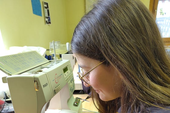 Uno sguardo all'ampia offerta del programma di cultura giovanile 2024/2025: cucito ad Andriano. (Foto: USP/Ufficio Servizio giovani)