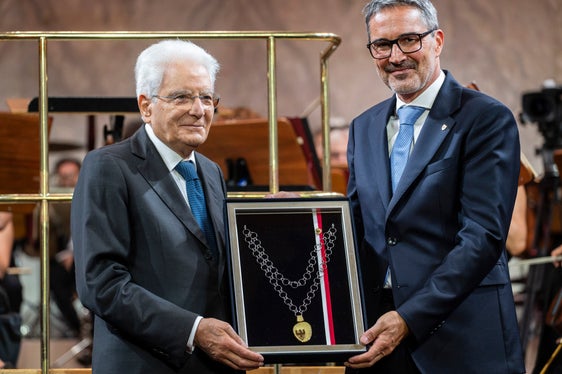 Nella sua laudatio, il presidente della Provincia Arno Kompatscher (a destra) ha reso omaggio al presidente della Repubblica Sergio Mattarella (a sinistra) definendolo uno dei principali sostenitori dell’Autonomia dell’Alto Adige nella politica italiana. (Foto: USP/Ivo Corrà)