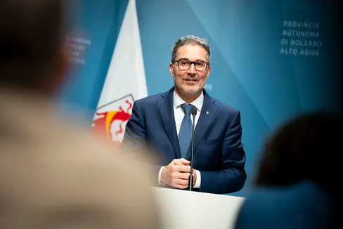 Landeshauptmann Arno Kompatscher unterstrich: Die Investition in die Qualifikation unserer Mitarbeiterinnen und Mitarbeiter ist eine Investition in die Zukunftsfähigkeit der Landesverwaltung und die Qualität der öffentlichen Dienstleistungen. (Foto: LPA/Fabio Brucculeri)