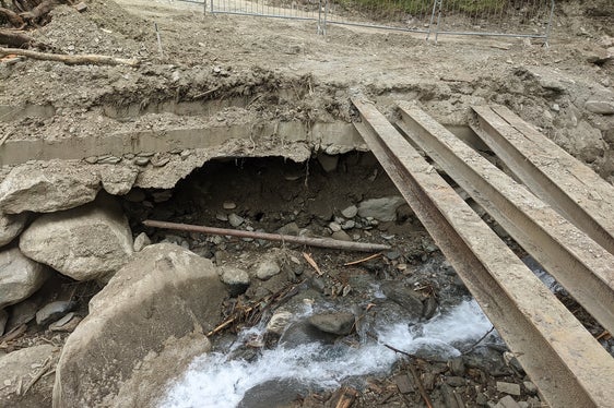 Nach den von Starkregen verursachten Schäden machten sich die Arbeiter der Wildbachverbauung an die Aufräum- und Wiederherstellungsarbeiten; im Bild der unterspülte Kleinklausenbach. (Foto: LPA/Agentur für Bevölkerungsschutz/Amt für Wildbachverbauung Ost)