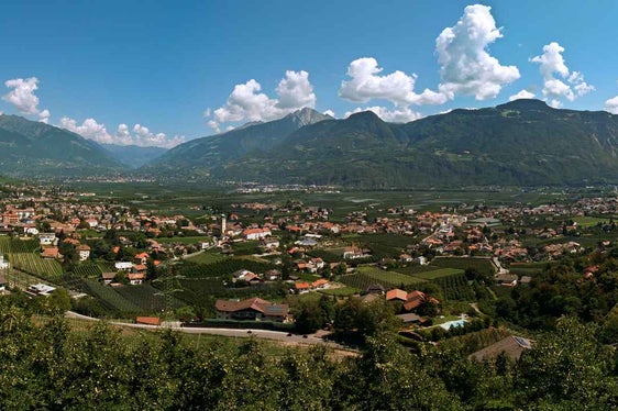 A seguito delle dimissioni del sindaco di Lana e della sindaca di San Martino in Passiria, la Giunta provinciale ha deliberato oggi (21 novembre) lo scioglimento dei due Consigli comunali (Foto di Lana: Wikipedia/Sascha Vogelgesang-CC BY 2.5)