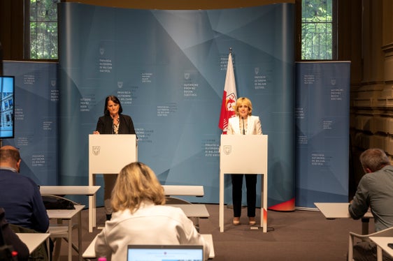 Nella conferenza stampa successiva all'incontro, la presidente del Consiglio di Stato Häsler (a sinistra) e la vicepresidente della Provincia Deeg hanno ribadito l'intenzione di intensificare la collaborazione tra il Cantone di Berna e la Provincia autonoma di Bolzano (Foto: ASP/Manuela Tessaro)