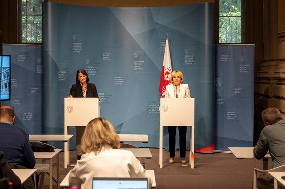 Nella conferenza stampa successiva all'incontro, la presidente del Consiglio di Stato Häsler (a sinistra) e la vicepresidente della Provincia Deeg hanno ribadito l'intenzione di intensificare la collaborazione tra il Cantone di Berna e la Provincia autonoma di Bolzano (Foto: ASP/Manuela Tessaro)