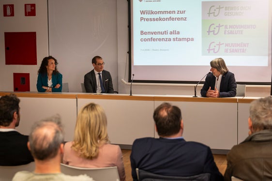 Die Kampagne fit – Beweg dich gesund, die am 7. April in Bozen vorgestellt wurde, zeigt, wie Bewegung einfach in Tages , Freizeit und Arbeitsabläufe integriert werden kann. (Foto: LPA/Fabio Brucculeri)