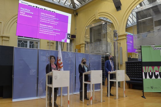 Rufen dazu auf, (nicht nur) am 8. März die Stimme zu erheben: Donatella Califano und Ulrike Oberhammer vom Landesbeirat für Chancengleichheit und Landeshauptmann Kompatscher. (Foto: LPA/Fabio Brucculeri)