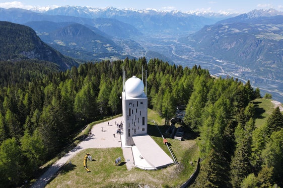 Il radar Doppler del Monte Macaion nel Comune di Borgo d'Anaunia, al confine con la provincia di Bolzano, copre un'area con un raggio di 120 chilometri e può quindi monitorare l'intera regione Trentino-Alto Adige. (Foto: USP/GNews)