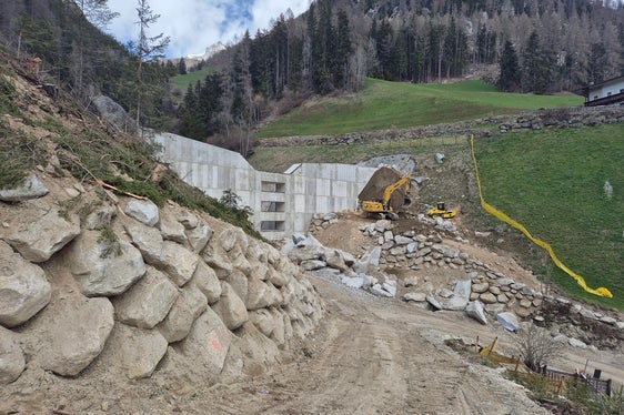 Die orografisch linke Talseite wurde zum Abschluss der Arbeiten wieder in ähnlicher Form begrünt, der gesamte orografisch rechte Bereich wurde mit Laubbäumen und Sträuchern bepflanzt. (Foto: LPA/Landesamt für Wildbach- und Lawinenverbauung Ost in der Agentur für Bevölkerungsschutz)