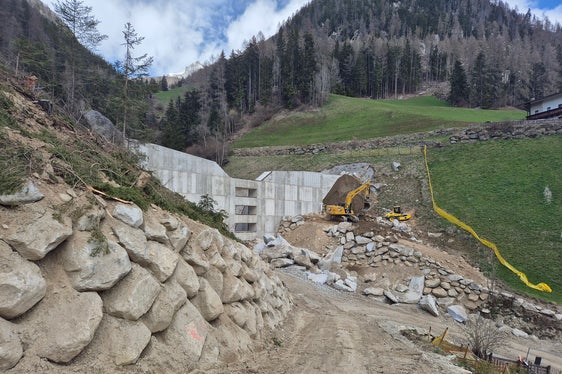 Al termine dei lavori la sinistra orografica della valle è stata rinverdita in forma simile a quella precedente, mentre l’intera area sul versante destro è stata piantumata con latifoglie e arbusti. (Foto: USP/Ufficio Sistemazione bacini montani Est dell’Agenzia per la Protezione civile)
