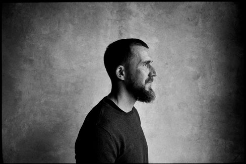 Der Nordtiroler Gregor Sailer wird mit dem Paul-Flora-Preis 2026 ausgezeichnet. Kulturlandesrat Philipp Achammer und Tirols Kulturreferent, Landeshauptmann Anton Mattle überreichen den Preis am 14. September in Innsbruck. (Foto: Land Tirol/Patrick Saringer)