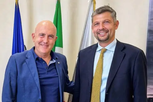 Il vicepresidente e assessore provinciale alla Mobilità e alle Infrastrutture Daniel Alfreider (a destra nella foto) ha incontrato a Roma Gioacchino Alfano, presidente del Consiglio di Amministrazione di Difesa Servizi SpA. (Foto: USP/Dipartimento Infrastrutture e Mobilità)