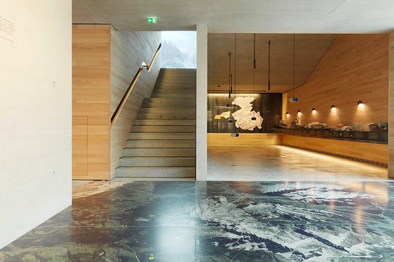 Fünf der sieben Naturparkhäuser Südtirols haben derzeit geöffnet (im Bild das Naturparkhaus Puez-Geisler in Villnöß): Auch in den Wintermonaten warten die Besucherzentren mit vielfältigen Ausstellungen auf. (Foto: LPA/Paul Ott)