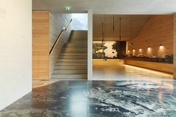 Fünf der sieben Naturparkhäuser Südtirols haben derzeit geöffnet (im Bild das Naturparkhaus Puez-Geisler in Villnöß): Auch in den Wintermonaten warten die Besucherzentren mit vielfältigen Ausstellungen auf. (Foto: LPA/Paul Ott)