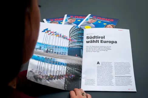 Die neueste Ausgabe der Landeszeitschrift nëus informiert in einem Europa-Schwerpunkt über die Europawahl 2024 und die Verwendung der EU-Gelder in Südtirol. Sie kann kostenlos abonniert oder online eingesehen werden. (Foto: LPA/Fabio Brucculeri)