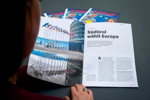 Die neueste Ausgabe der Landeszeitschrift nëus informiert in einem Europa-Schwerpunkt über die Europawahl 2024 und die Verwendung der EU-Gelder in Südtirol. Sie kann kostenlos abonniert oder online eingesehen werden. (Foto: LPA/Fabio Brucculeri)