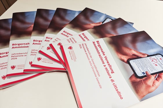 La relazione sull'Amministrazione a misura di cittadino 2026, pubblicata per la seconda volta dalla Direzione generale della Provincia di Bolzano. Il documento, trasmesso anche al Consiglio provinciale, fa il punto sulle misure adottate dall'Amministrazione provinciale in materia di sburocratizzazione. (Foto: USP/Ursula Pirchstaller)