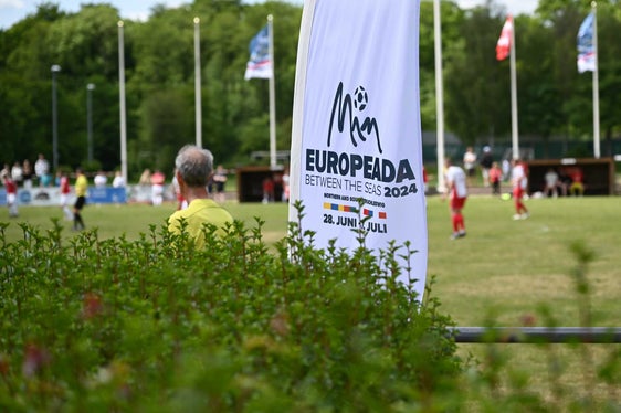 L’Europeada 2024 mët man indoman: 33 scuadres (9 de ëres y 24 de ëi) tolará pert ala cuinta ediziun dl Campionat europeich dl jüch dal palé por les mendranzes autoctones y nazionales, danter chëres ince 4 formaziuns de Südtirol. (Foto stampa: Europeada)