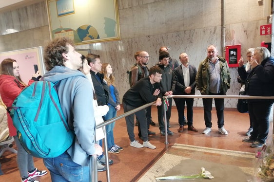 Delegazione dell’Ufficio Servizio giovani della Ripartizione cultura tedesca sul luogo dell’attentato del 2 agosto 1980 con la storica Cinzia Venturoli (Foto: USP/Agide Melloni)
