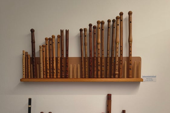 Si tratta prevalentemente dei cosiddetti “Schwegel da musica domestica” realizzati dal famoso costruttore di organi carinziano Hausa Schmidl (1905-1999). Tra questi vi sono anche pezzi unici fatti a mano. (Foto: USP/Sezione musica popolare della Direzione provinciale Scuola di musica tedesca e ladina)