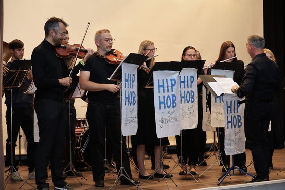 Die ehemalige HIP-HOB-Band unter der Leitung von Hubert Brugger begleitete die Jubiläumsfeier musikalisch. (Foto: LPA/Deutsche Bildungsdirektion/Stefanie Ausserer)