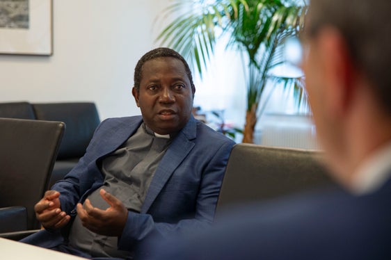 Abbé Malemo: grazie al sostegno della Provincia di Bolzano, il numero delle alunne e degli alunni nelle scuole è aumentato notevolmente. (Foto: ASP/Fabio Brucculeri)