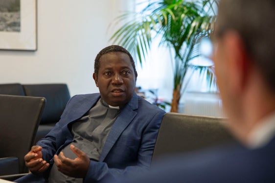 Abbé Malemo berichtete: Dank der Untersützung des Landes Südtirol ist die Zahl der Schülerinnen und Schüler in der katholischen Sekundarschule stark angestiegen. (Foto: LPA/Fabio Brucculeri)