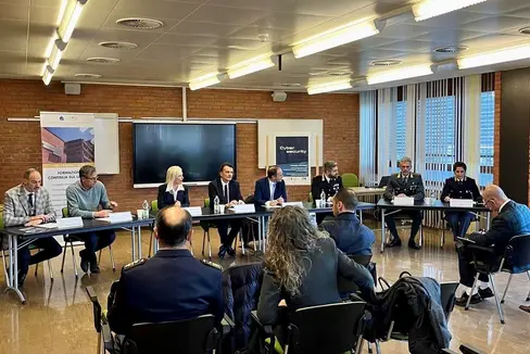 An der italienischsprachigen Berufsschule Einaudi ist ein Fortbildungskurs für Angehörige der Ordnungskräfte gestartet, der sich mit Cybersicherheit, digitale Ermittlungen und digitaler Sicherheit befasst. (Foto: LPA/Gabriel Marciano)