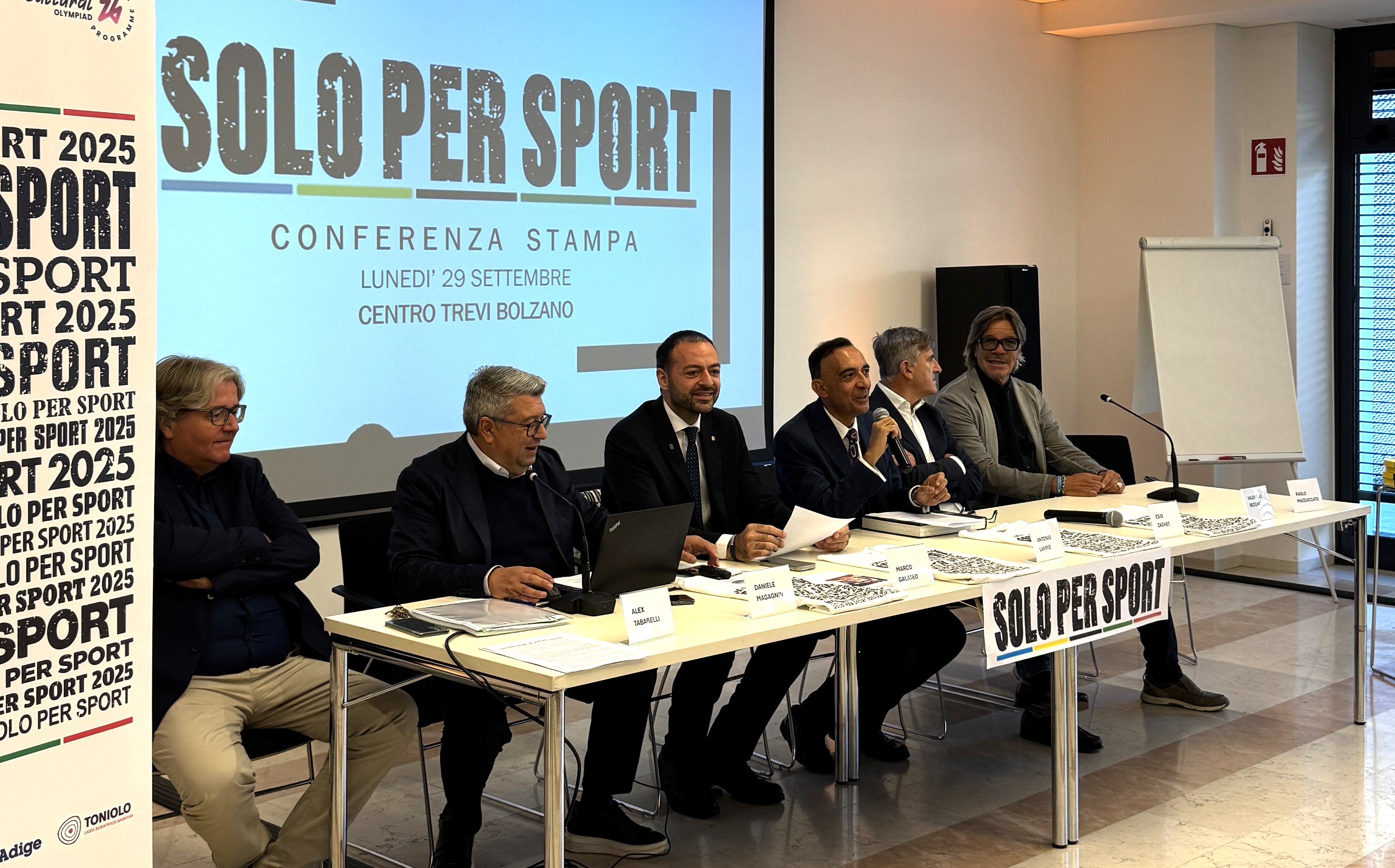 Da sinistra, il presidente del Coni Alto Adige Tabarelli, il curatore Magagnin, l'assessore Galateo, il direttore di Dipartimento Lampis, il docente Zaghet e il direttore dell'Alto Adige Beccari alla precedente presentazione di Solo per Sport 2025 (Foto: USP)