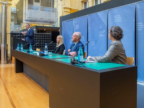 Il tavolo dei relatori dell'incontro: da sinistra il presidente della Provincia Arno Kompatscher, l'ex presidentessa del Tribunale di Bolzano Elsa Vesco, il parlamentare e giurista Karl Zeller e la presidentessa del collegio della Corte d'appello di Vienna Maria-Elisabeth Wanke-Czerwenka. (ASP/Fabio Brucculeri)