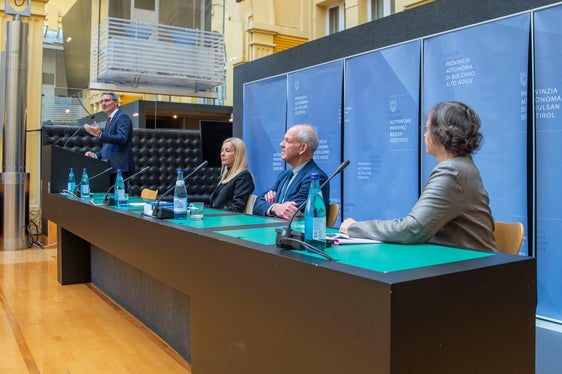 Il tavolo dei relatori dell'incontro: da sinistra il presidente della Provincia Arno Kompatscher, l'ex presidentessa del Tribunale di Bolzano Elsa Vesco, il parlamentare e giurista Karl Zeller e la presidentessa del collegio della Corte d'appello di Vienna Maria-Elisabeth Wanke-Czerwenka. (ASP/Fabio Brucculeri)