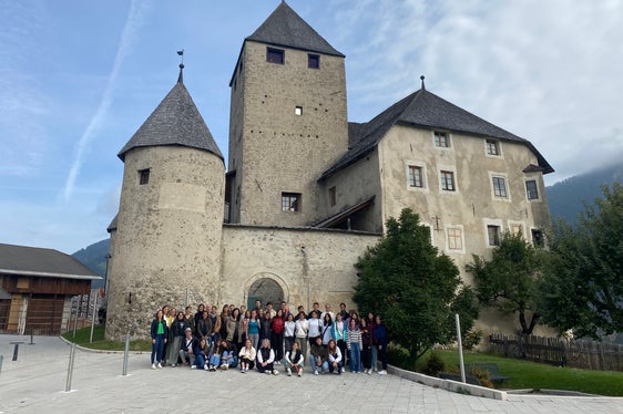 Gruppenfoto der Euregio-Jugendlichen vor dem Ciastel de Tor in St. Martin in Thurn im Gadertal (Foto: Euregio)