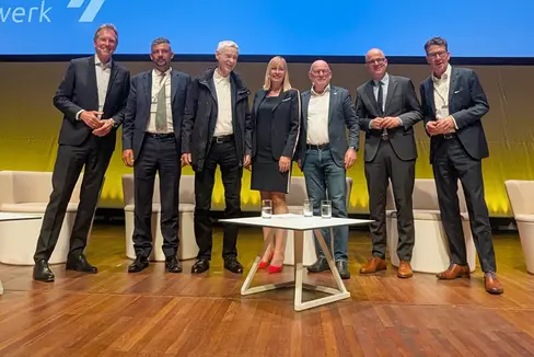 Moderator Markus Brock (im Bild von links), Mobilitätslandesrat Daniel Alfreider, der Direktor des Zentrums für Mobilitätskultur Kassel, Helmut Holzapfel, Anna Maria Reich-Kennhofer von den Wiener Linien, Verkehrsminister Winfried Hermann, der Generaldirektor des Landkreistags Baden-Württemberg, Alexis v. Komorowski und der Verantwortliche für den öffentlichen Verkehr in Karlsruhe, Alexander Pischon, waren die Rednerinnen und Redner bei der zweiten Tagung zur Zukunft es Öffentlichen Nahverkehrs in Freiburg. (Foto: LPA/Ingo Dejaco)