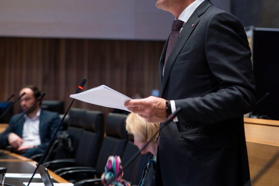 Landeshauptmann Kompatscher (im Bild: Haushaltsrede, 6.12.2022): Die Ausgaben für den Sozialbereich sind in den vergangenen Jahren im Verhältnis zu allen anderen Bereichen am deutlichsten gestiegen. (Foto: LPA/Fabio Brucculeri)