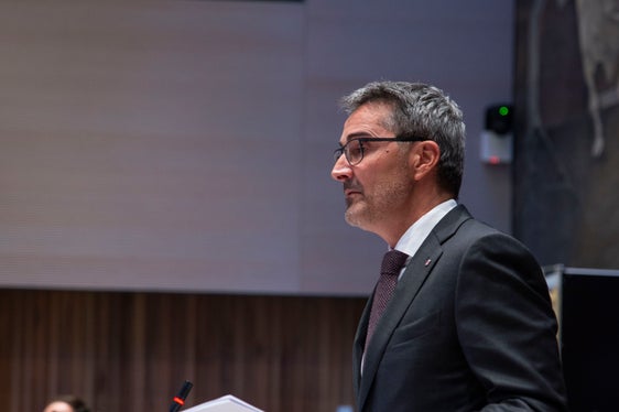 Nel recente passato abbiamo investito ogni anno di più nei settori sanitario e sociale. I dati confutano anche la critica spesso mossaci di trascurare il settore sociale. Al contrario, è qui che la spesa è aumentata in modo più significativo rispetto a tutti gli altri settori, ha dichiarato il presidente Kompatscher, anche qui in una foto scattata nel corso della relazione al Bilancio del 6.12.2022. (Foto: ASP/Fabio Brucculeri)