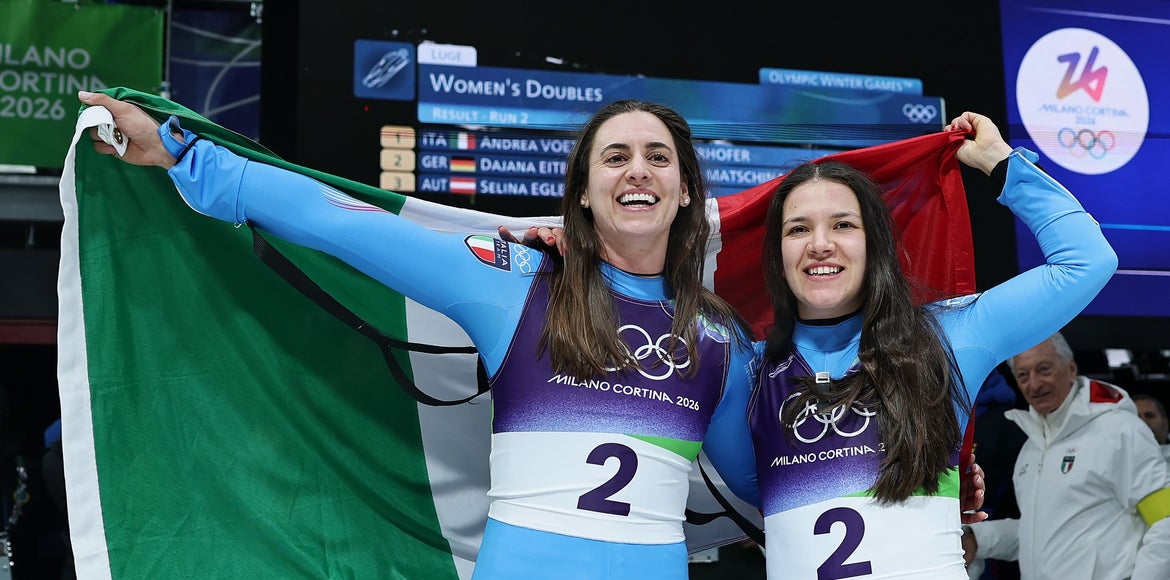 Andrea Vötter e Marion Oberhofer festeggiano la medaglia d'oro olimpica conquistata lungo il budello del Cortina Sliding Center. Lunedì 13 la Provincia festeggerà al NOI Techpark tutte le atlete e gli atleti altoatesini che hanno partecipato ai Giochi Olimpici e Paralimpici Invernali di Milano Cortina 2026. (Foto: Milano Cortina 2026)