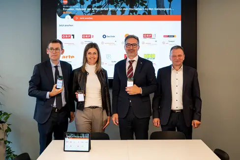 RAS-Präsident Peter Silbernagl, LPA-Direktorin Claudia Messner, Landeshauptmann Arno Kompatscher und RAS-Direktor Georg Plattner stellten die neue Streaming-App vor. (Foto: LPA/Fabio Brucculeri)